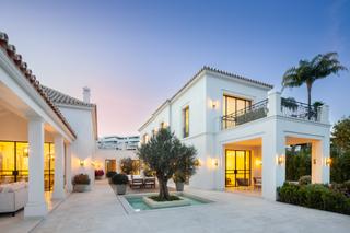 Casa en Los Naranjos. Villa de 6 dormitorios en la cerquilla, marbella