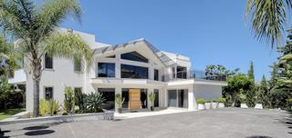 Casa en Los Naranjos. Villa contemporánea con vistas al campo de golf los naranjos