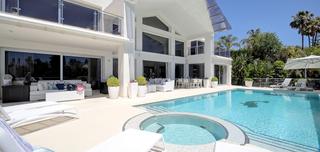 Casa a Los Naranjos. Villa contemporánea con vistas al campo de golf los naranjos