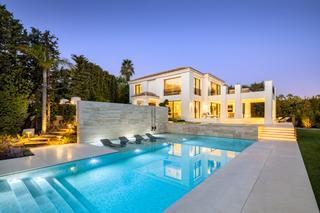 Casa a Sierra Blanca. Lujosa villa reformada con vistas panorámicas al mar en sierra b