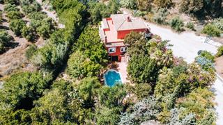 Casa a Mijas Golf. Propiedad excepcional con varias viviendas, jardines, piscina e