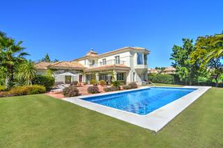 Casa en Sotogrande Alto. Impresionante villa de estilo andaluz de 4 dormitorios en gran p