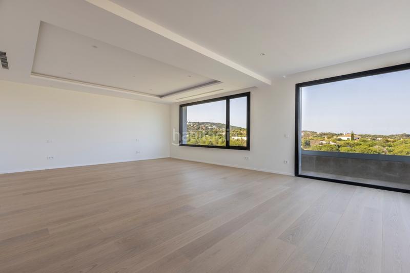 Foto f0e065ce-6308-49bf-a1c3-0b391b66fc37. House with parking pool in Sotogrande alto Sotogrande