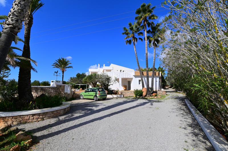 Foto 12745c90-d124-4d42-92ba-d9f03ae58495. Casa estupenda villa con piscina y licencia turistica entre Jesús y cap martinet en Santa Eulària