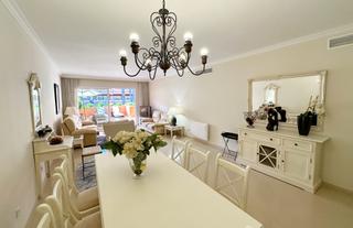 Rez-de-chaussée à Puerto Banús. Apartamento de 2 dormitorios en planta baja en el embrujo playa,