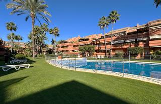 Planta baja en Puerto Banús. Apartamento de 2 dormitorios en planta baja en el embrujo playa,