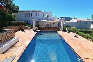 Casa a Cala Vedella-Cala Tarida. Chalet en caló den real con gran potencial y vistas parciales al