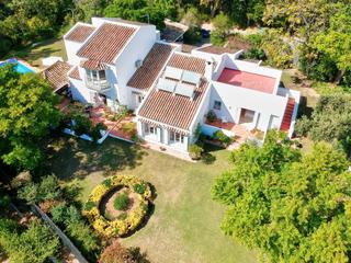 Casa en Sotogrande Alto. En venta encantadora casa familiar de 4 dormitorios en sotogrand