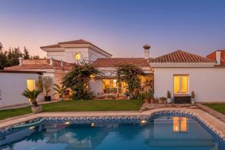 Casa a Sotogrande Costa. Venta maravillosa villa familiar de 5 dormitorios en sotogrande