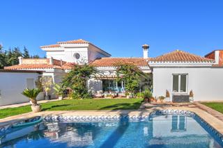 Casa en Sotogrande Costa. Venta maravillosa villa familiar de 5 dormitorios en sotogrande
