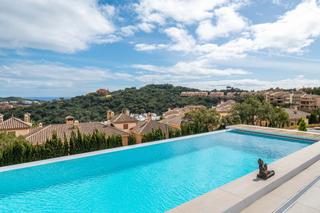 Casa a Santa María. Villa de 5 dormitorios en la mairena, marbella este