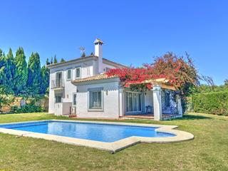 Casa a La Alcaidesa. Oportunidad de inversión  chalet de 4 dormitorios con piscina pr