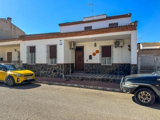 Casa adossada a Humilladero. 4 dormitorios casa con gran terraza privada en humilladero