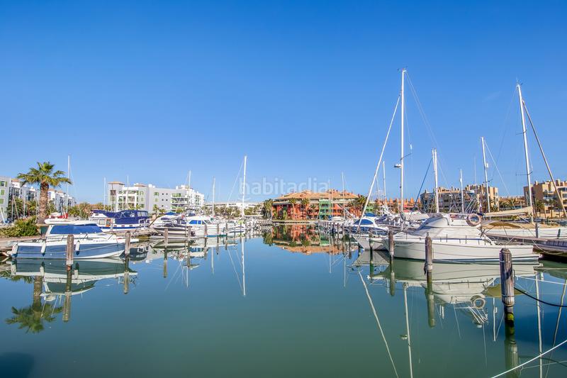 Foto c6851a6a-c95d-4f0b-951c-ad29e928396c. Àtic amb calefacció aparcament a puerto de Sotogrande-la marina Sotogrande