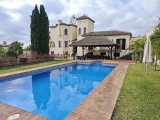 Haus in Centro. Villa de 7 dormitorios con piscina privada y jardín en estepona,