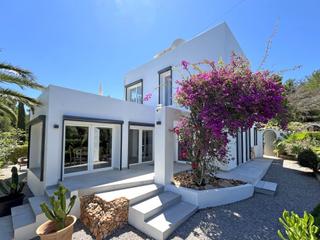 Casa a Sant Carles. Bonita casa renovada con vistas parciales al mar en es figueral,
