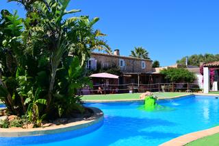 Mas à Cales de Mallorca. Impresionante finca con instalaciones deportivas y gran potencia
