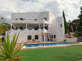 Casa a Sotogrande Alto. Oportunidad de inversiones amplia villa de diseño único en un pa