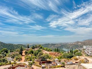 Casa a Istán. Encantadora villa con impresionantes vistas al lago y al mar en