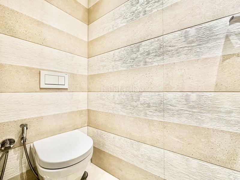 Foto 9b788723-ff10-4784-b235-53e555d1bc4a. Casa adosada casa de tres pisos con techo playa bajadilla, en Marbella