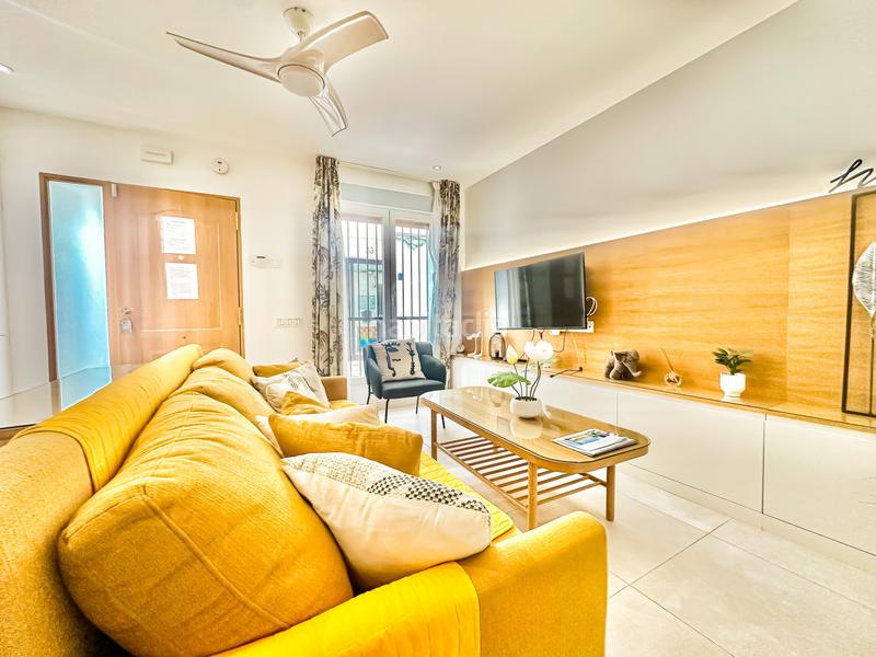 Foto d7ca261a-8ae6-4573-b855-9831d99dfa84. Casa adosada casa de tres pisos con techo playa bajadilla, en Marbella