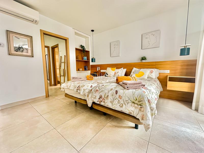 Foto f078529b-dcdd-4a53-b52a-cc5735ea1ed9. Casa adosada casa de tres pisos con techo playa bajadilla, en Marbella