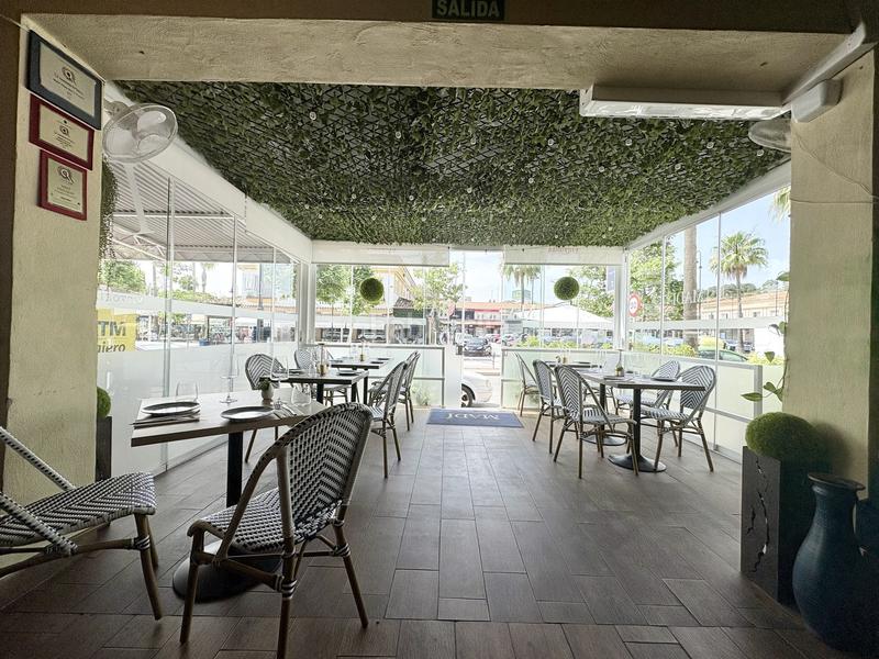 Foto ca8119b6-32a6-4f13-afc2-e64dbbeac092. Local comercial exclusividad! turnkey, restaurante operativo con éxito para transferir en prime location la cala boulevard en Mijas