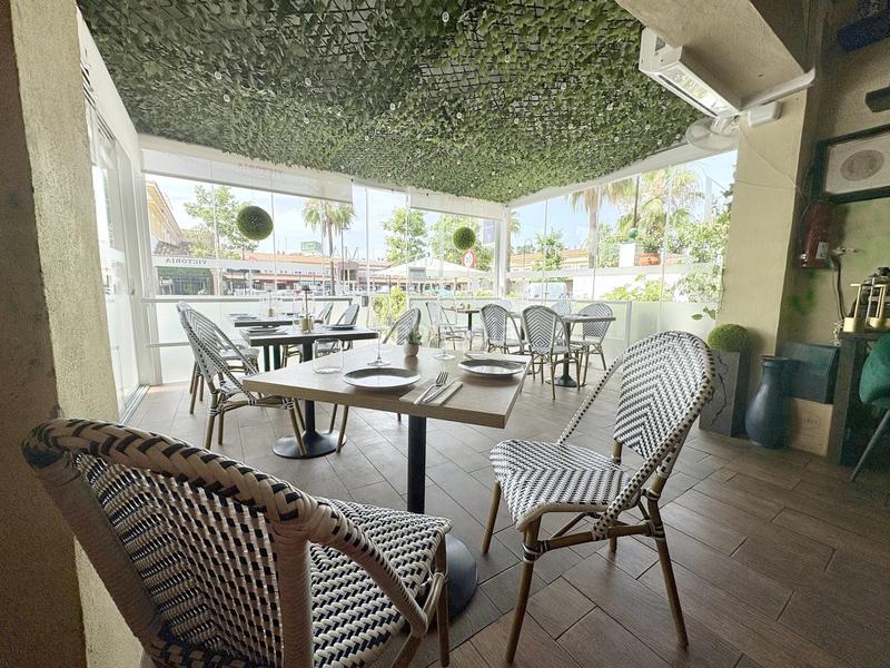 Foto f5f58fbd-a2b3-44b5-9557-378543cc0119. Local comercial exclusividad! turnkey, restaurante operativo con éxito para transferir en prime location la cala boulevard en Mijas
