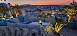 Appartement à Centro. Ático con terraza panorámica en el corazón de estepona