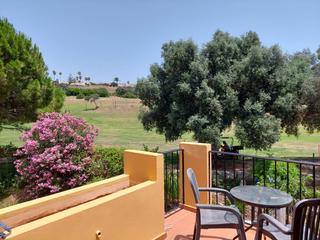Casa adossada a La Duquesa. Elegante casa de 3 dormitorios con amplias zonas al aire libre y