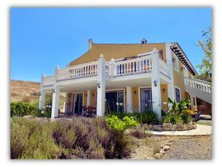 Casa a Coín. Espectacular villa reformada de 322 m en coín con vistas panorám
