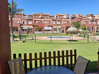 Maison jumelée à Sotogrande Costa. Espaciosa casa de 4 dormitorios en venta en una comunidad climat
