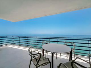 Apartament en Playa Bajadilla - Puertos. Apartamento totalmente renovado frente a la playa con impresiona