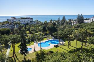 Apartament a Puerto Banús. Elegante apartamento de 3 dormitorios en playa del duque  marbel