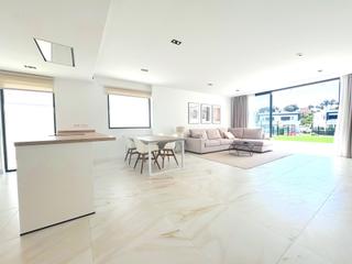 Affitto Casa bifamiliare in Centro. Casa de 4 dormitorios con jardín y piscina comunitaria en estepo