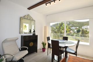 Apartament a Santa Eulària des Riu. Acojedor ático de dos dormitorios con piscina comunitaria en sie