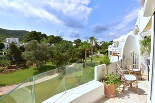 Apartamento en Santa Eulària des Riu. Acojedor ático de dos dormitorios con piscina comunitaria en sie