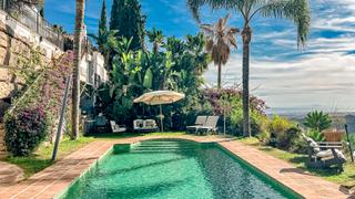 Casa a Istán. Villa de 4 dormitorios con vistas panorámicas al mar, lago y mon