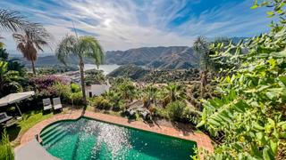 Maison à Istán. Villa de 4 dormitorios con vistas panorámicas al mar, lago y mon