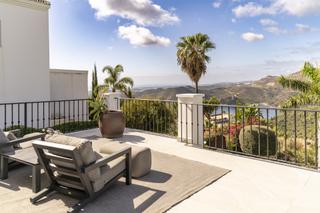Casa a Istán. Hermosa villa de 3 dormitorios con vistas panorámicas en sierra