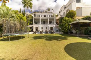 Casa a Istán. Hermosa villa de 3 dormitorios con vistas panorámicas en sierra