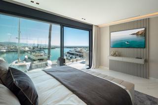 Piccolo appartamento in Puerto Banús. Apartamento contemporáneo en primera línea de mar en la marina d