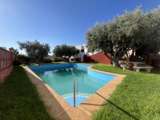 Maison à Enix. Impresionante hogar familiar de tres en uno con piscina en enix