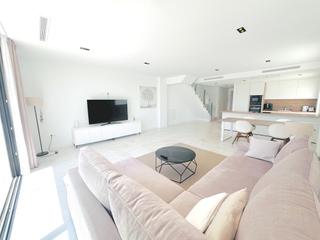 Lloguer Casa aparellada a Centro. Casa de 4 dormitorios con jardín y piscina comunitaria en estepo