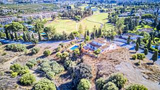 Casa a Mijas Golf. Exclusiva villa de cinco dormitorios con vistas al golf y al mar