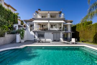 Casa a Coín. Exclusiva villa independiente de 6 dormitorios en urbanización e