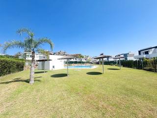 Location Maison jumelée à Centro. Casa de 4 dormitorios con jardín y piscina comunitaria en estepo