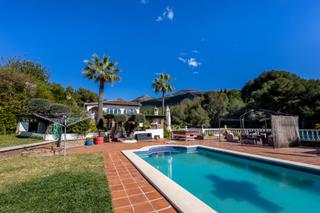 Maison à Centro. Oportunidad única de adquirir una amplia villa rural en alhaurin