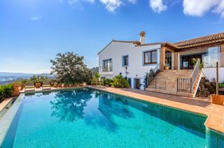 Casa a Coín. Exclusiva finca rural con vistas panorámicas en el parque nacion