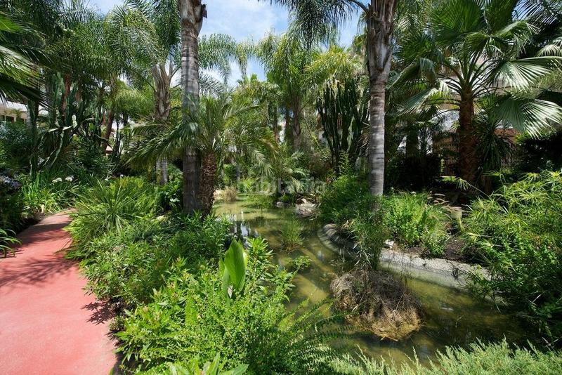 Foto cf591e5e-8136-40d5-8773-9e5951aec5f5. Attico con parcheggio piscina in Puerto Banús Marbella